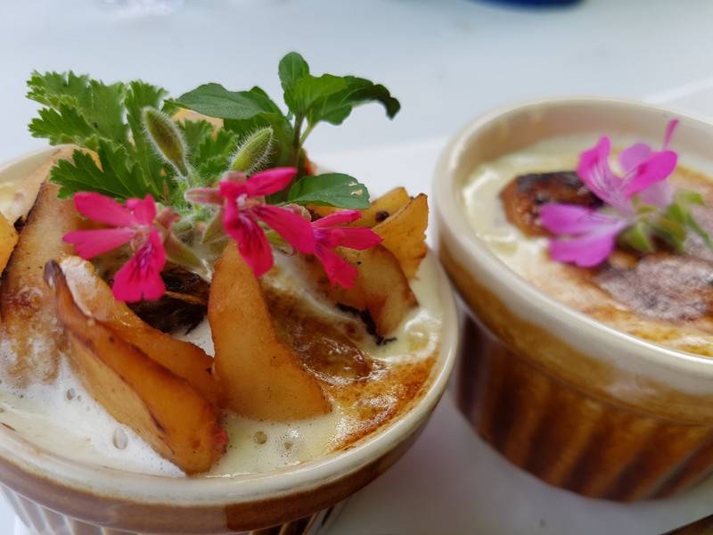 Soufflet fruité aux fleurs comestibles à la serre o délices
