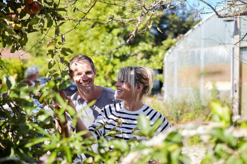 Claire Vallée de ONA en tournage à la Serre ô délices de Biganos, pépiniériste bio de plantes aromatiques et huîtres végétales en Gironde