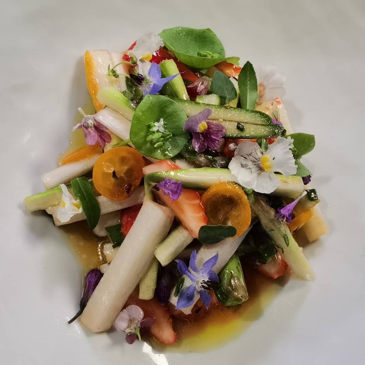 Plat gastronomique de Fleurs comestibles à la Serre o délices de biganos pendant l émission très très bon